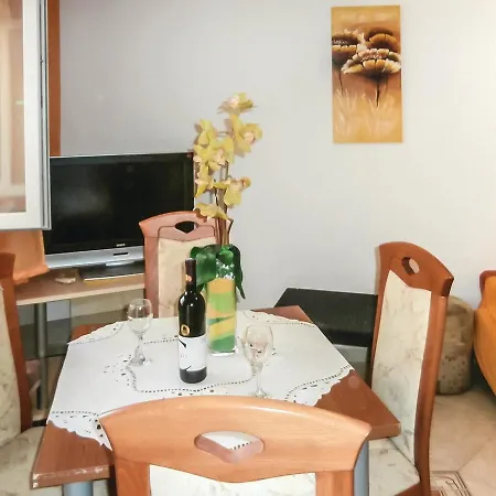 Lovely In With Kitchen * Omis